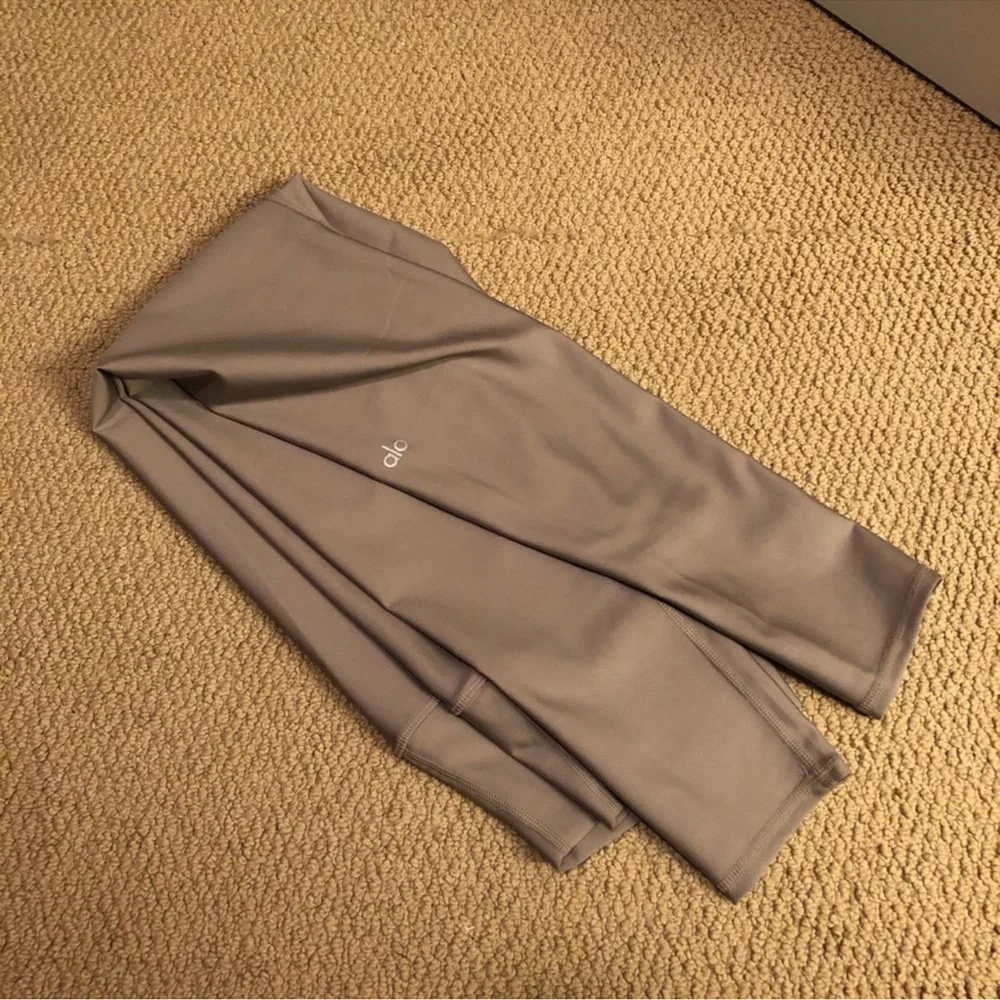 Alo Yoga Airlift High Waisted Legging in Color Gravel